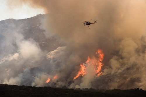 FEMA_-_33364_-_A_helicopter_drops_water_on_the_wildfire_in_California