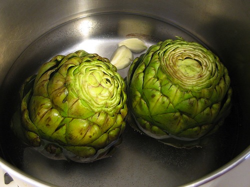 800px-Artichokes_being_cooked