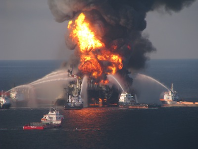 Deepwater_Horizon_offshore_drilling_unit_on_fire