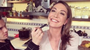 Tessa Gelisio con truccatore che mette fondotinta