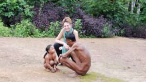 Tessa Gelisio con indigeni dell'Amazzonia