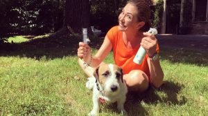 Tessa Gelisio lava il suo cane Jack