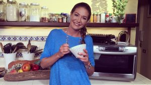 Tessa Gelisio mangia vasetto di yogurt