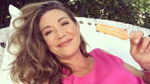 Tessa Gelisio mangia un ghiacciolo alla frutta