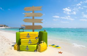 spiaggia con valigie