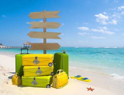 spiaggia con valigie