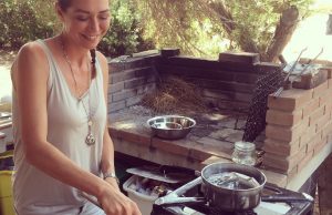 Tessa Gelisio cucina nella casa al mare