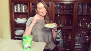 Tessa Gelisio mangia una torta