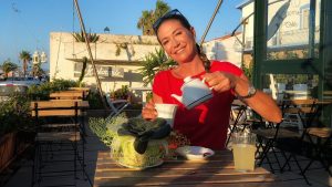 Tessa Gelisio fa colazione all'aperto