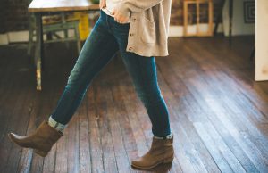 donna che cammina su parquet in legno