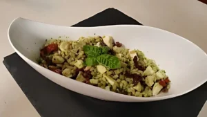 Insalata di orzo al pesto