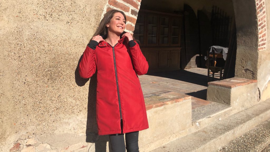 Tessa Gelisio con giaccone invernale ecologico rosso