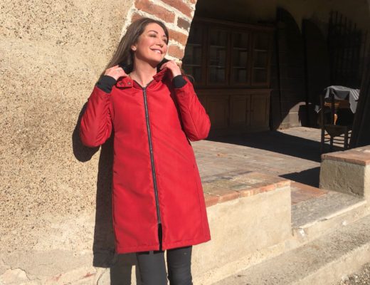Tessa Gelisio con giaccone invernale biologico rosso