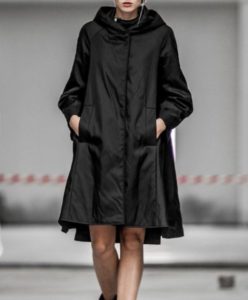Re-Bello cappotto ecologico nero in passerella