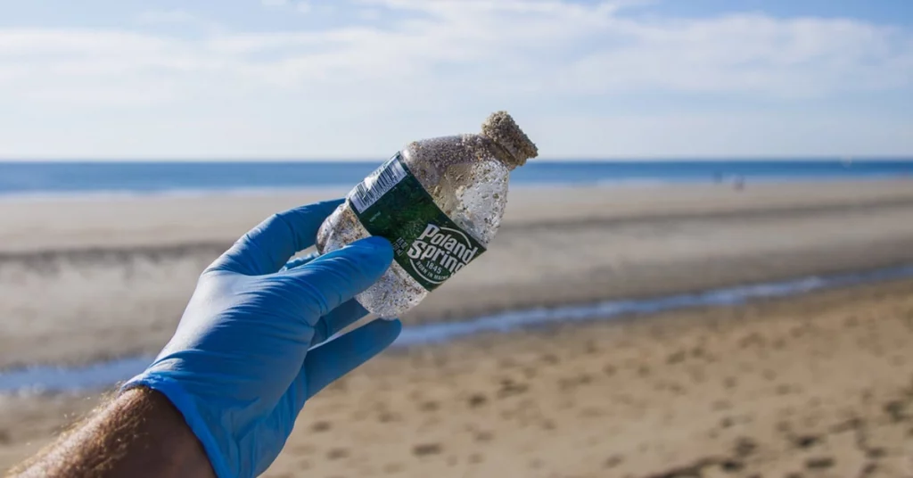 Bottiglia di plastica in spiaggia