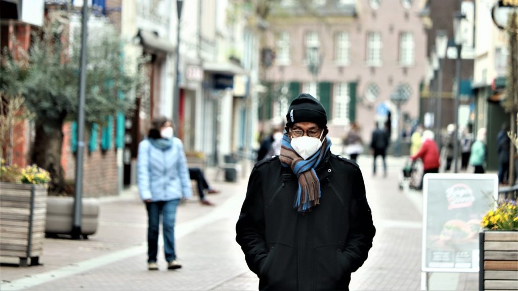 Persone con la mascherina contro le malattie infettive