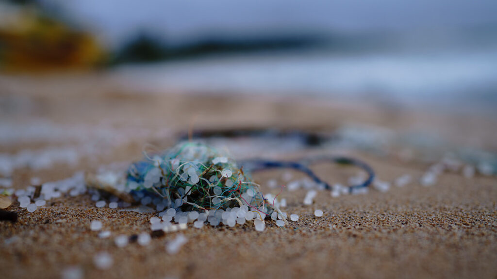 Microplastiche sulla spiaggia