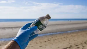Rifiuti in plastica in spiaggia