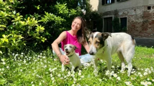 Passeggiata nel verde con i cani