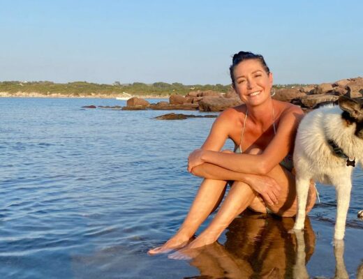 Tessa Gelisio al mare con i suoi cani