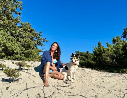 Tessa Gelisio con Viola sulla spiaggia