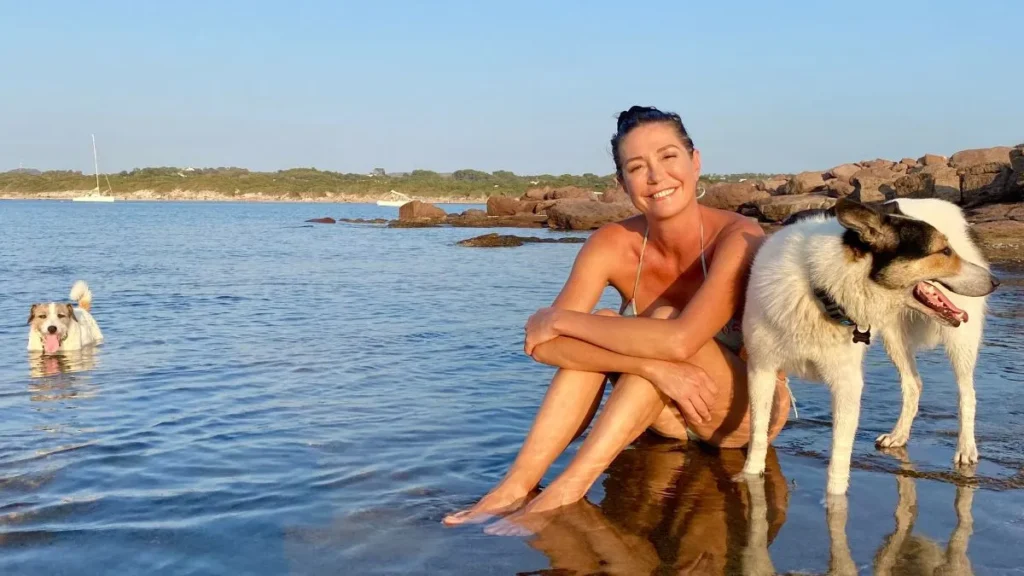 Tessa Gelisio al mare con i cani