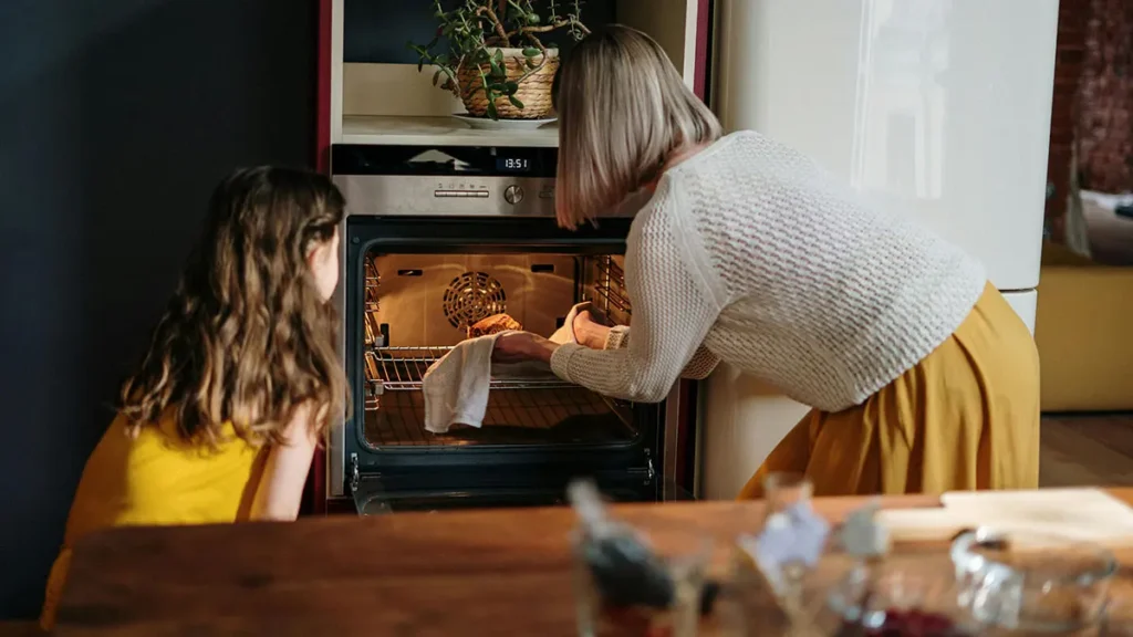 Pulire il retro del forno