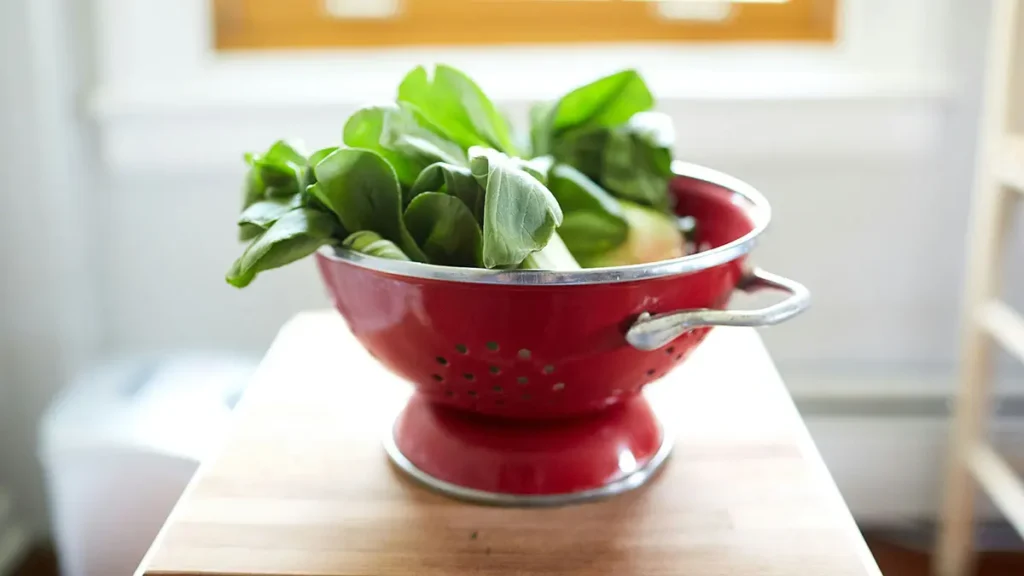 Pak choi nello scolapasta
