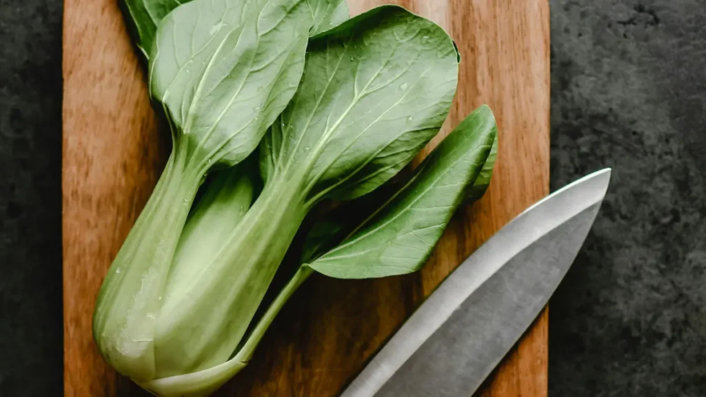 Pak choi sul tagliere
