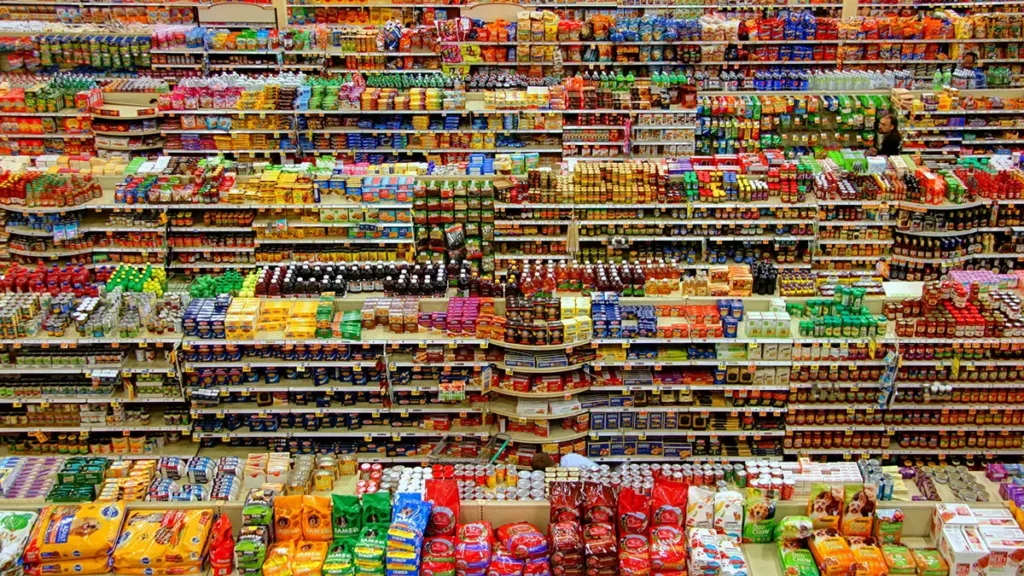 Cibo ultraprocessato al supermercato
