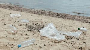 Plastica monouso sulla spiaggia
