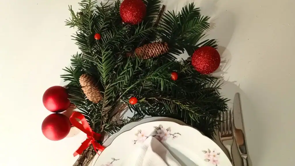 Decoro per la tavola con ramo, pigne e bacche