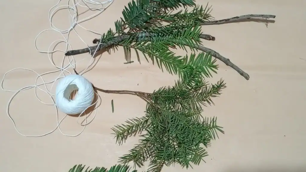 Decoro per la tavola con ramo, pigne e bacche 2