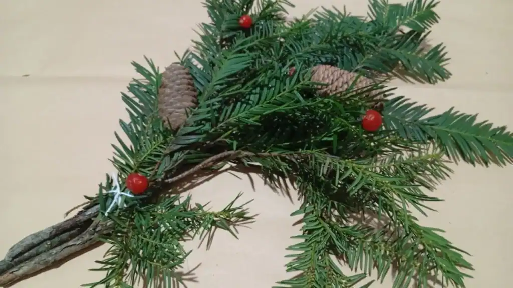 Decoro per la tavola con ramo, pigne e bacche 3