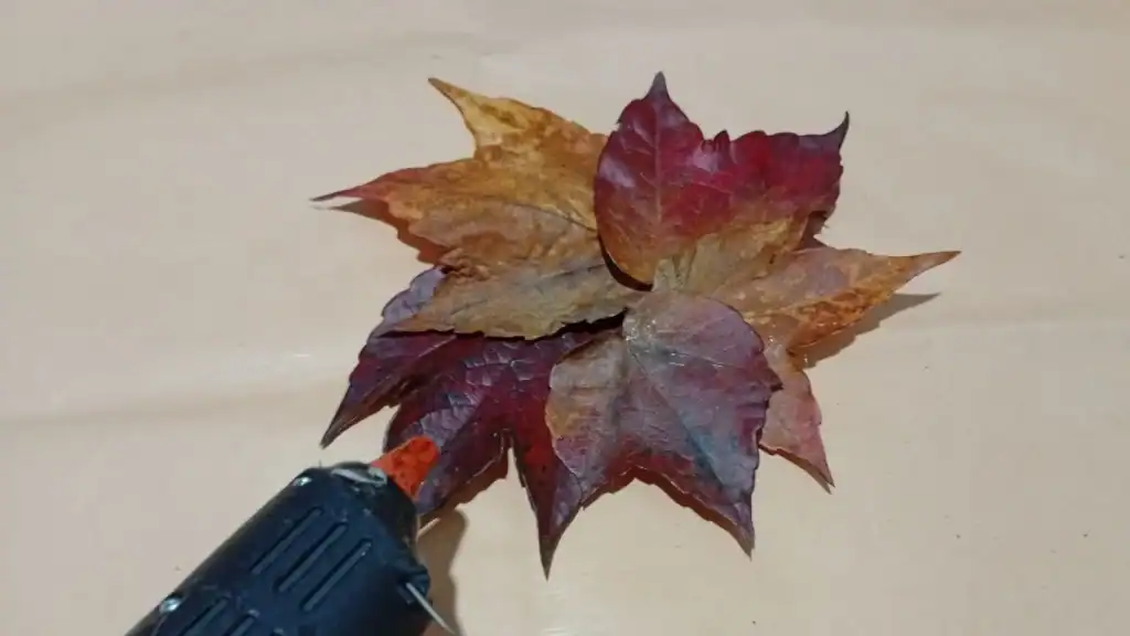 Mini ghirlanda di Natale con foglie 1