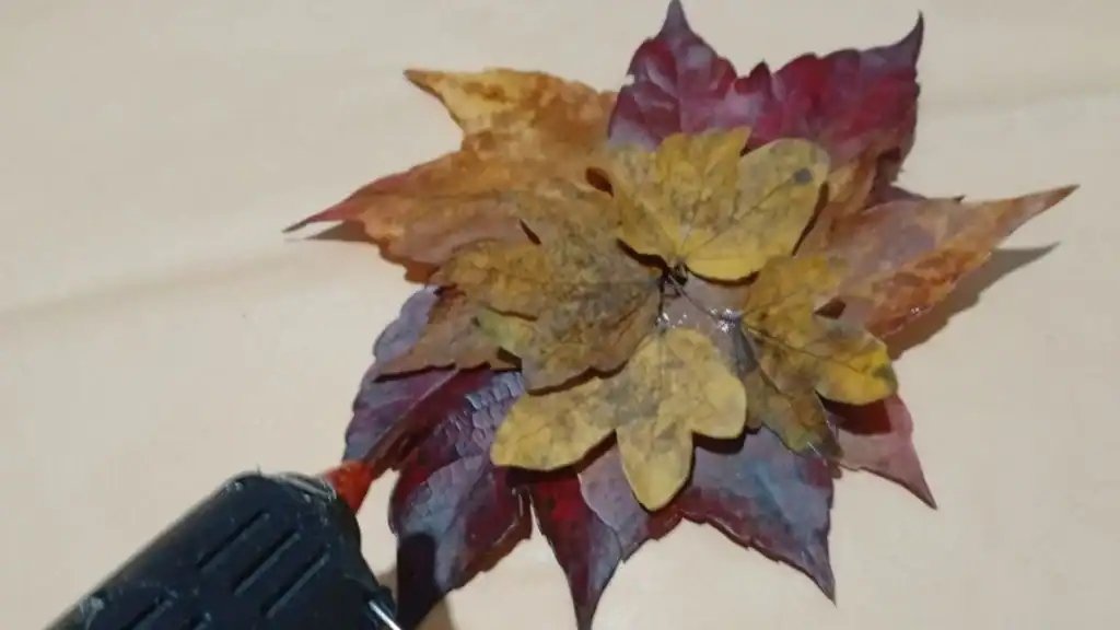 Mini ghirlanda di Natale con foglie 2