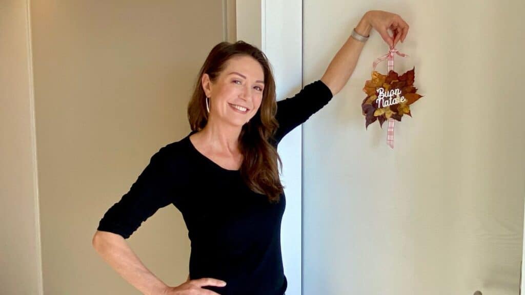 Tessa Gelisio e mini ghirlanda con foglie