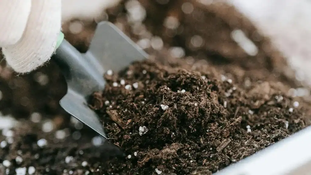 Mescolare il compost