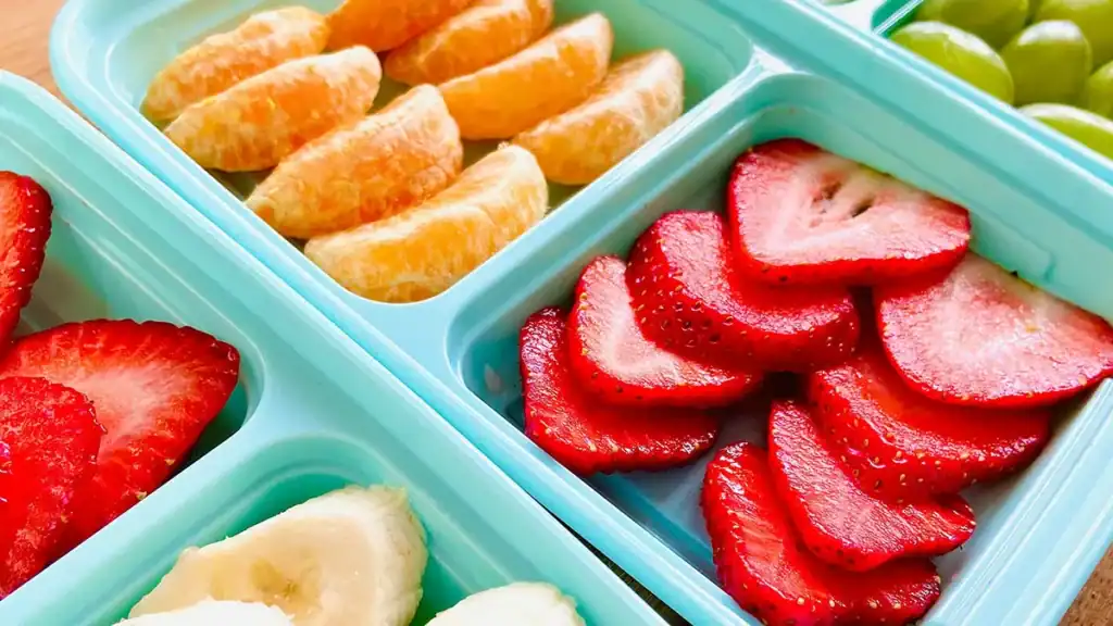 Frutta tagliata e plastica