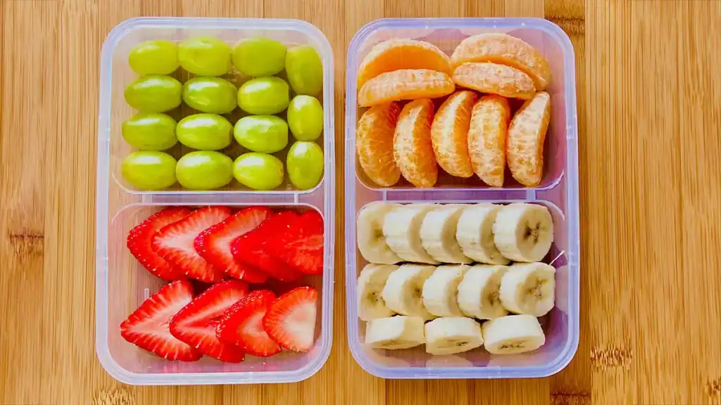 Frutta tagliata sul tavolo