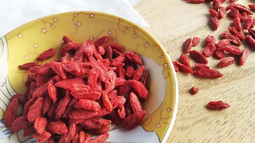 Bacche di Goji nel piatto