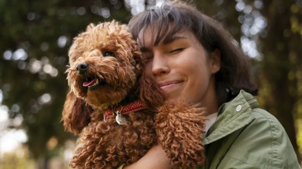 Ragazza che abbraccia un barboncino