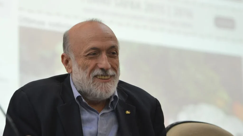 Un primo piano di Carlo Petrini