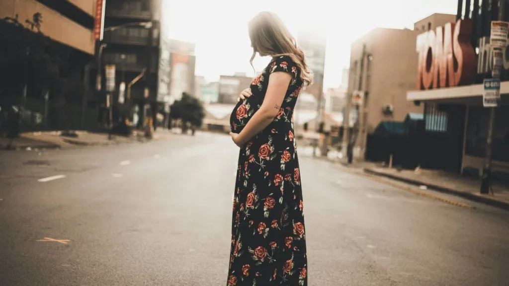 Donna incinta in una strada