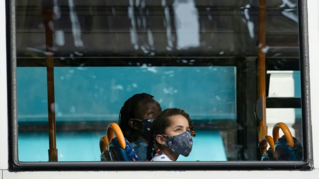 due persone sul bus protette da mascherina