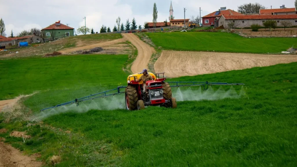 persona che tratta terreno con sostanze chimiche