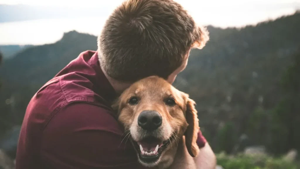 Uomo che abbraccia il suo cane