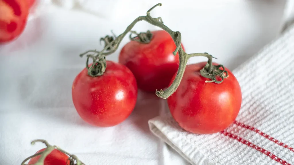 Pomodori sulla tovaglia