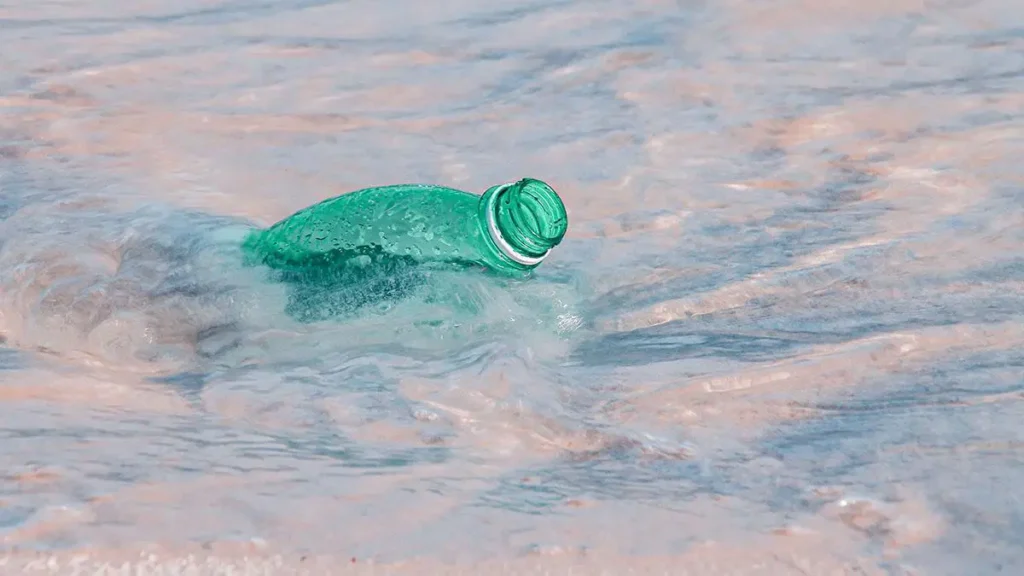 Bottiglia di plastica in mare